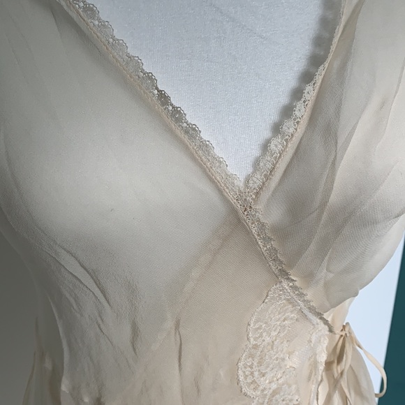 Sheer lace lingerie cover - Picture 3 of 10